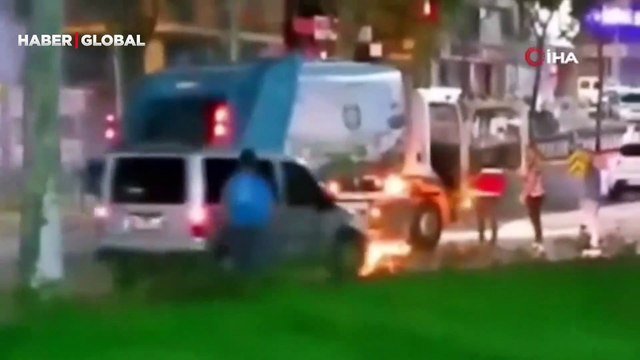 Sultangazi'de seyir halindeki çöp kamyonu alev alev yandı