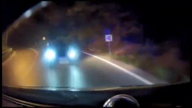 Sarıyerde ambulansla otomobilin kafa kafaya çarpıştığı anlar kamerada