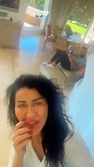 نادين الراسي تحمل والدتها احتفالًا بعيد ميلادها