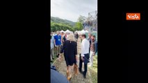 Marine Le Pen arriva a Pontida, Salvini le dona libro sui ponti pi? famosi