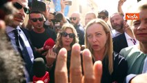 Lampedusani bloccano il convoglio di Meloni, la premier li incontra: 