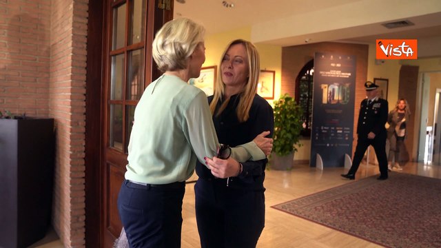 Brava Giorgia , Meloni accolta tra gli applausi dagli abitanti di Lampedusa