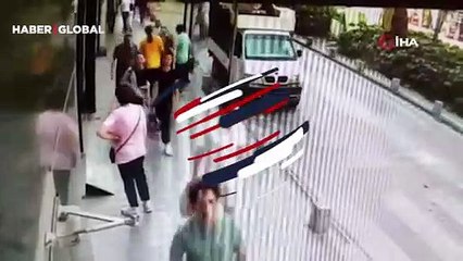 Kağıt toplayıcısı kamyonetin kasasından düştü