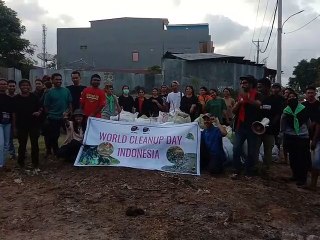 Relawan WCD Sikka Bersih Sampah di Bronjong Kabor
