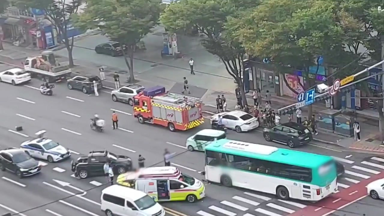 성남서 오토바이와 버스 충돌...60대 오토바이 운전자 사망 / YTN