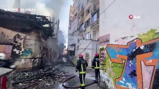 Tarihi Kaleiçi'nde alev topuna dönen ev diğer binalara sıçradı! Vatandaşlar korku dolu anlar yaşadı: Tarihi bir mahalle yok oluyor