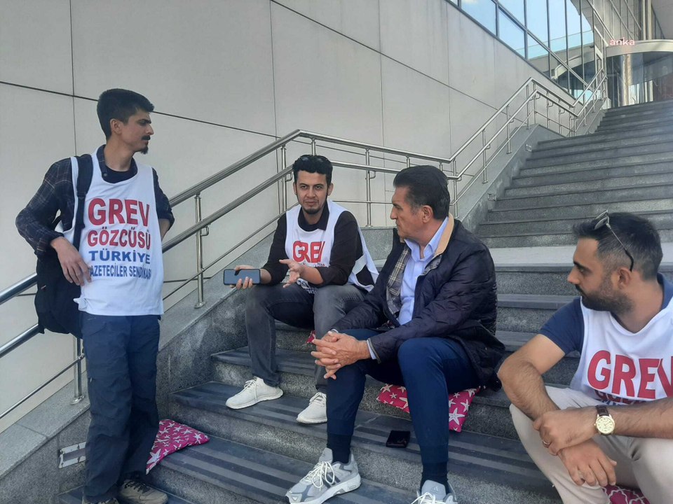 Mustafa Sarıgül'den Sputnik’te grev yapan gazetecilere destek ziyareti: Arkadaşlarımızın alın terinin hakkını verin