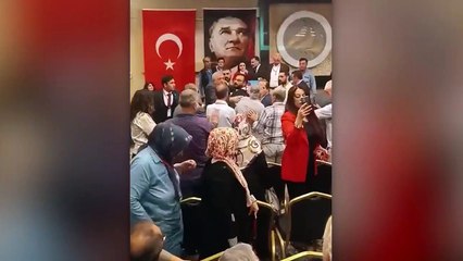 Скачать видео: CHP İzmir İl Kongresinden sonra bir kavga da CHP Konya kongresinde çıktı