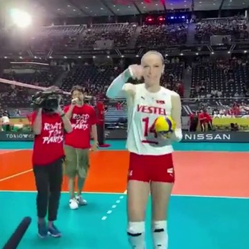 Kaptan Eda Erdem maçı izleyen iki çocuğa imzalı top verdi!