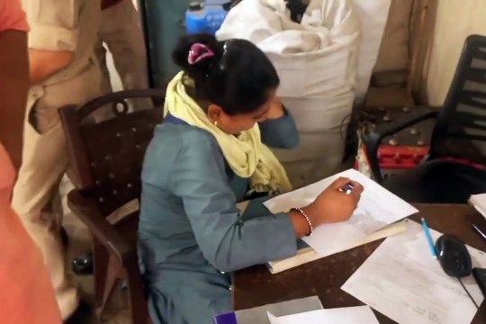 Video: थाने पहुंचते ही फूट-फूटकर रोने लगी महिला कंडक्टर, आखिर बस में क्या हुआ?