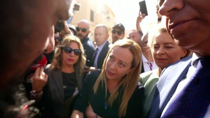 Meloni y Von der Leyen hablan con un grupo de manifestantes en Lampedusa
