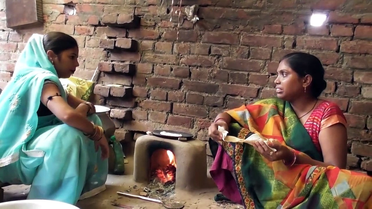 जिभ चटनी मां और बेटी, देखिये गांव में कैसे घुम-घुमकर मांगती खाती है।