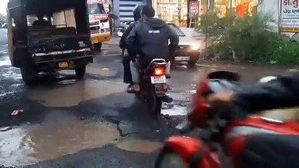 बारिश में गडढे हुए लबालब,लोगों पर उछल रहा पानी