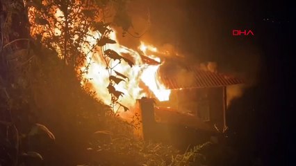 Rize'de çıkan yangında ahşap ev kullanılamaz hale geldi