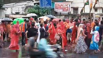 Ahmedabad Video: निर्णयनगर में बरसात के बीच निकला बाबा रामदेव का नेजा