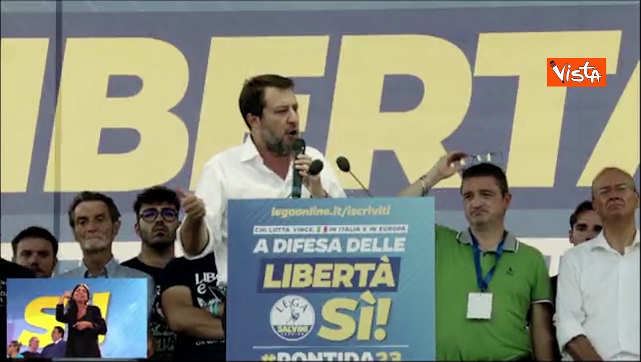 Salvini: "Bacioni a Richard Gere, apra le ville e porti migranti a casa sua"