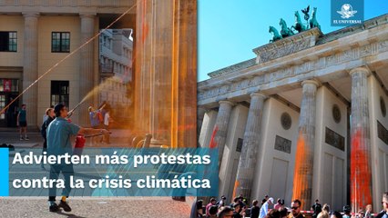 Activistas a favor del medio ambiente pintan las columnas de la Puerta de Brandeburgo