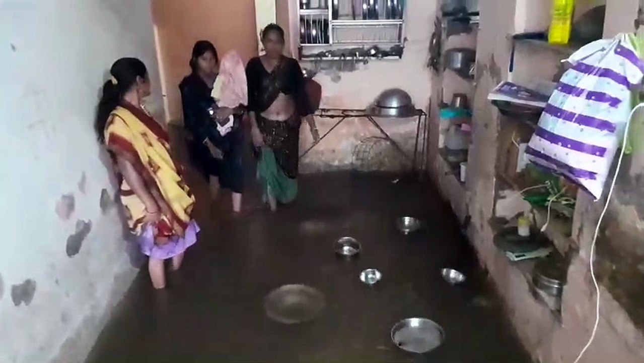 भारी बारिश, घरों में तीन-तीन फीट भरा पानी, पानी...
