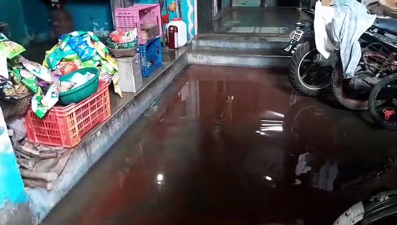 भारी बारिश, घरों में तीन-तीन फीट भरा पानी, पानी में तैरते मिले बर्तन