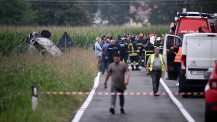 El dramático momento en el que un piloto logra eyectarse antes de que su avión militar estrelle contra un auto en Italia