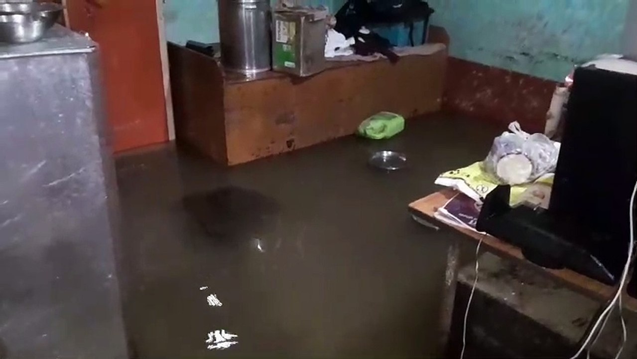 भारी बारिश, घरों में तीन-तीन फीट भरा पानी, पानी...