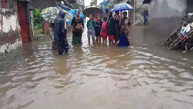 भारी बारिश, घरों में तीन-तीन फीट भरा पानी, पानी में तैरते मिले बर्तन