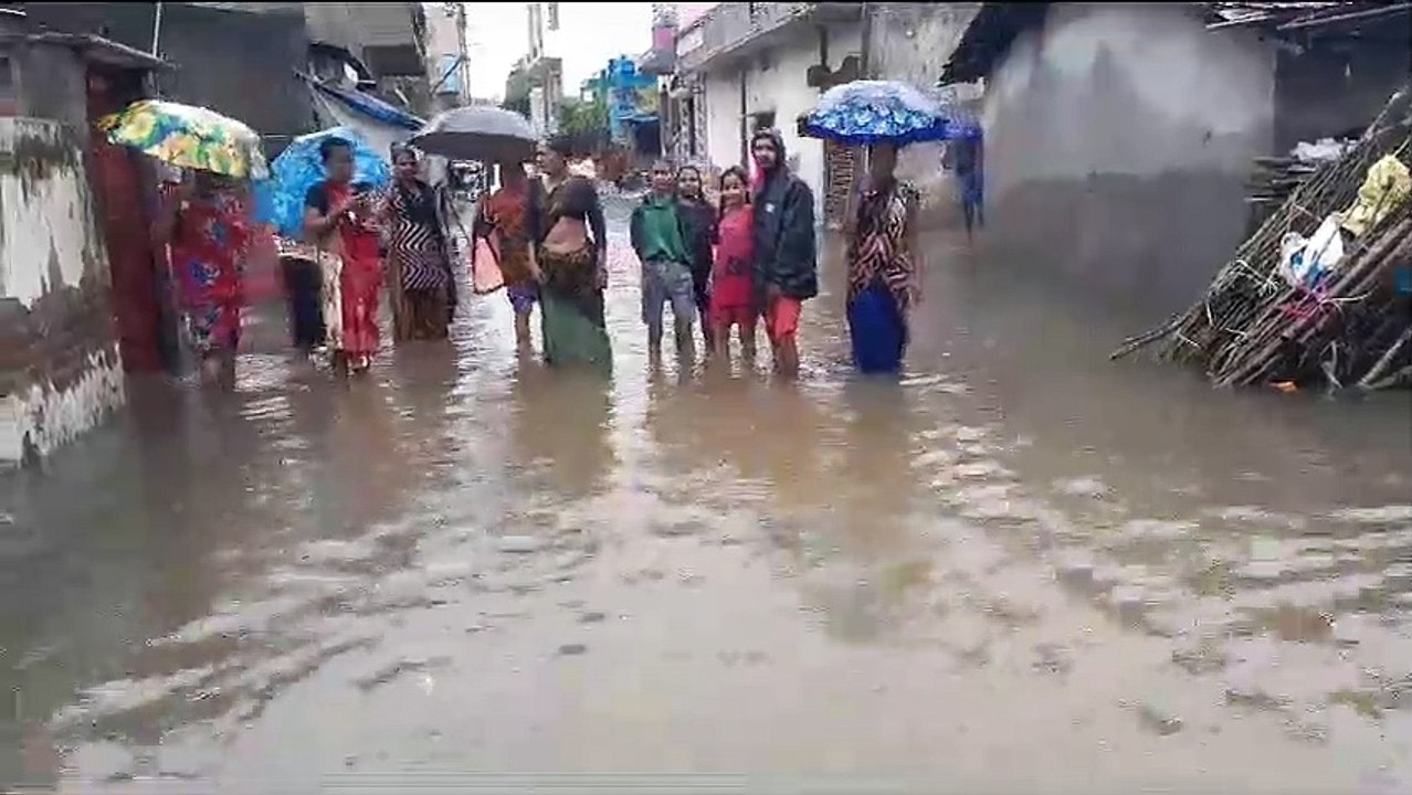 भारी बारिश, घरों में तीन-तीन फीट भरा पानी, पानी...
