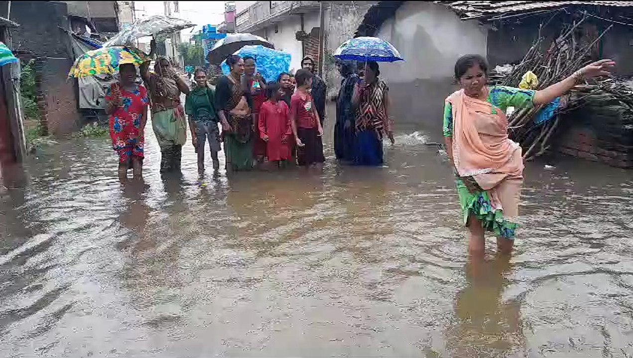 भारी बारिश, घरों में तीन-तीन फीट भरा पानी, पानी...