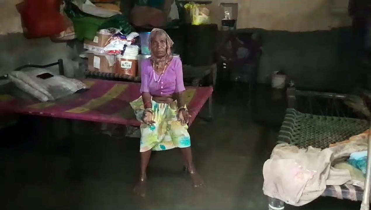 भारी बारिश, घरों में तीन-तीन फीट भरा पानी, पानी...