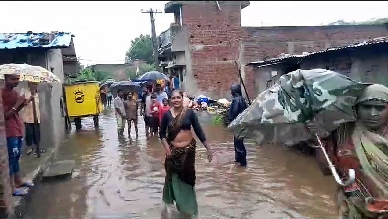 भारी बारिश, घरों में तीन-तीन फीट भरा पानी, पानी...