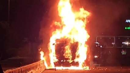 부산 남해고속도로 달리던 14톤 냉동 탑차에서 불 / YTN