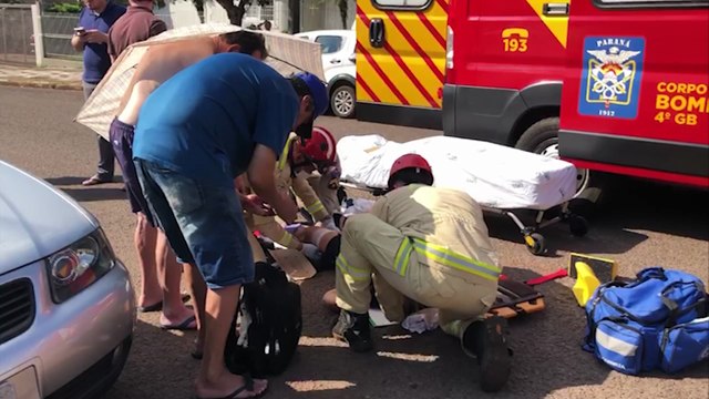 Casal é atropelado por Corsa no Centro; motorista do carro colidiu em poste 100m à frente