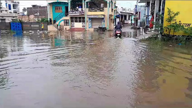 तीन दिन से लगातार बारिश, बांसवाड़ा की कॉलोनियों में भरा पानी