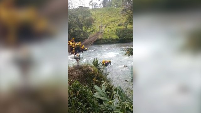 tn7-Así fue el rescate de los bomberos que cayeron de puente-170923