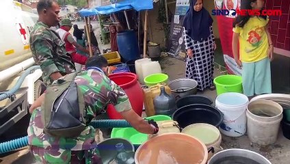 Kesulitan Air Bersih, Ratusan Pedagang Pasar Kebutuh Banjarnegara Antre untuk Mendapatkan Bantuan