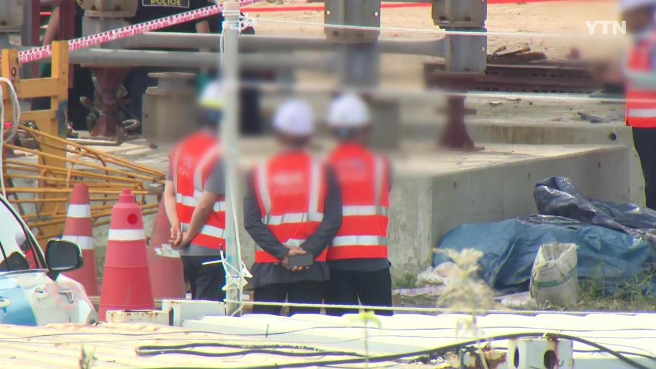 고덕대교 신축 현장에서 노동자 2명 추락...1명 사망·1명 중상 / YTN