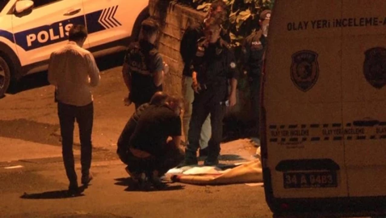 Pendik'te bir sokakta halıya sarılı erkek cesedi bulundu