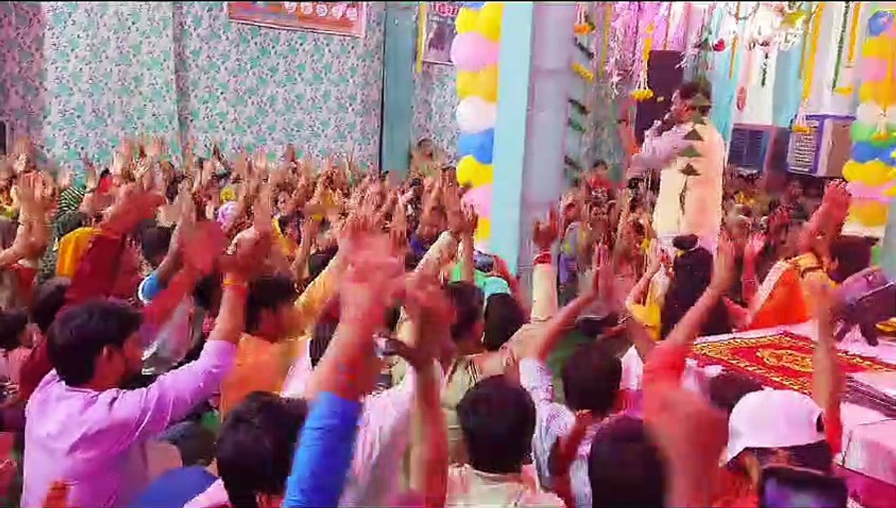 रंग-बिरंगी रोशनी से दमक रहे गणेश पांडाल, बरस रह...