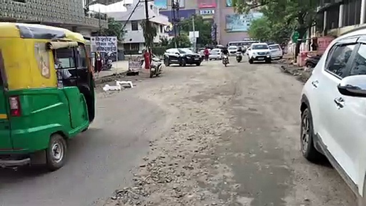 सावन में सड़क बनाई भादो में टूटी, बनाने वालों का पता नहीं, जनता खा रही हिचकोले