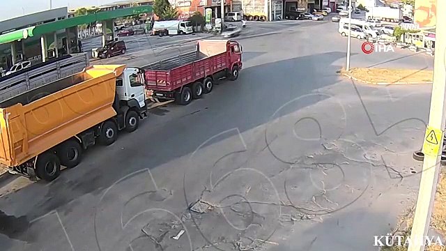 Kütahya'da aşırı hız ve dikkatsizlik sonucu meydana gelen trafik kazaları kameralara yansıdı