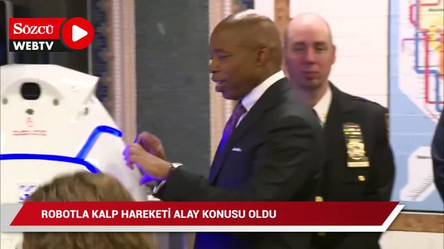 Belediye başkanının robotla kalp hareketi alay konusu oldu