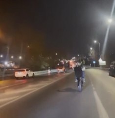 Descargar video: Haliç Köprüsü'nde motosiklet sürücüsünden tehlikeli hareketler