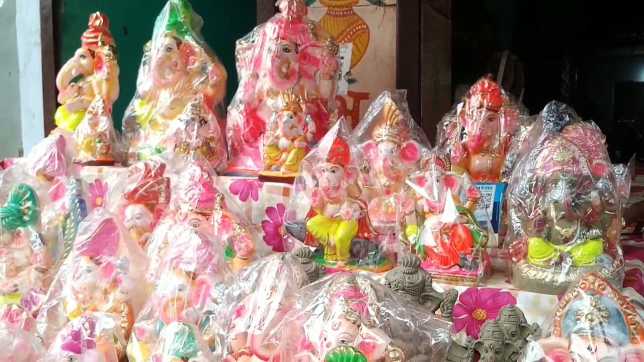 गणेश चतुर्थी के लिए सजी मिट्टी की मूर्तियां