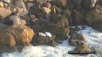 الجيش المصري يبحث عن الجثث على طول ساحل درنة