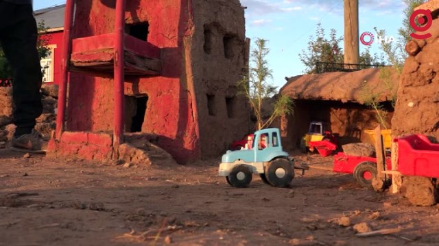 Çamurdan minyatür evler yapan çocuklar hayallerini böyle gerçekleştiriyor