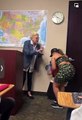 Amerika'da bir anne çocuğunun sınıfında asılı olan LGBT bayrağını çöpe attı