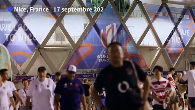 Des supporters anglais heureux après la victoire du XV de la Rose contre le Japon