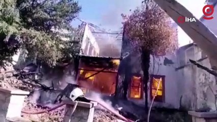 150 yıllık tarihi bina alevlere teslim oldu