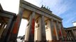 Activistas climáticos pintan las columnas de la Puerta de Brandenburgo