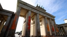 Activistas climáticos pintan las columnas de la Puerta de Brandenburgo
